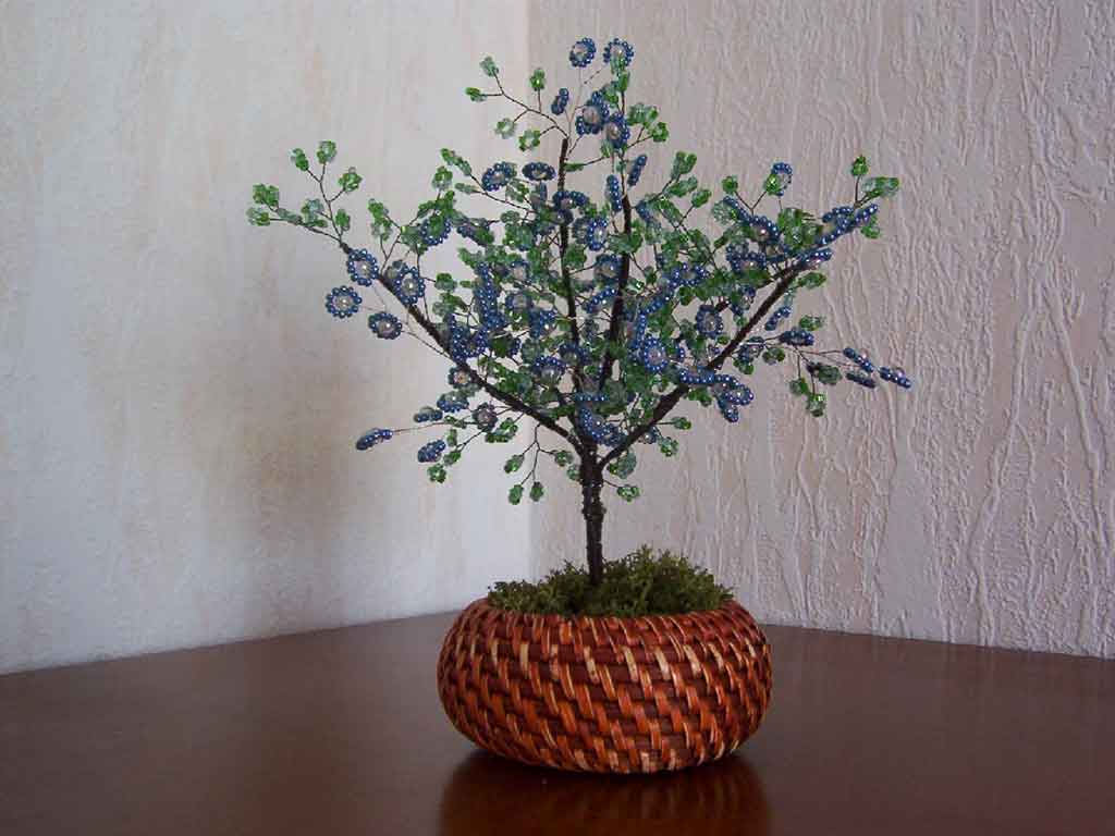 N°736 arbre fleur bleu et blanc pot osier