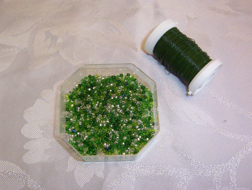 2.1ère ETAPE  Réaliser les 60 feuilles.Pour cela, il faut du fil vert à lier et les perles.